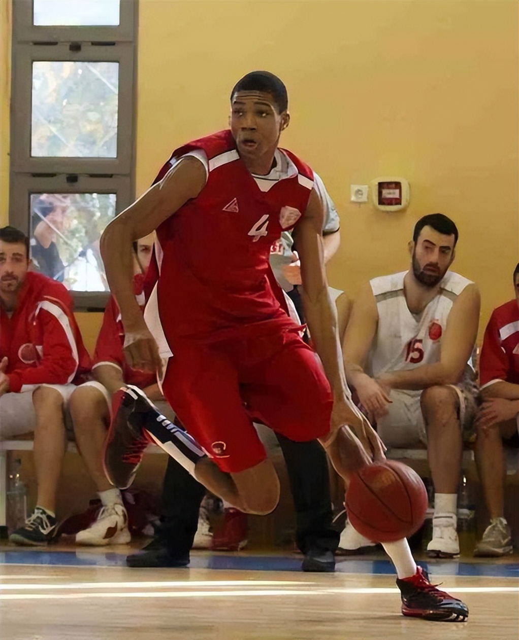 14岁开始打职业篮球,14岁开始打篮球算晚吗