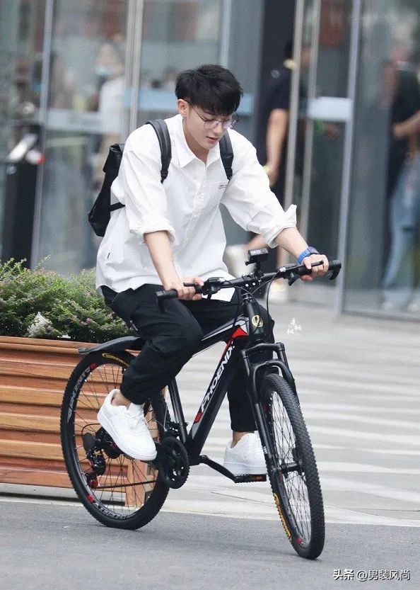 男士衬衫黑色搭配什么颜色裤子,白色衬衫搭配什么颜色裤子好看男