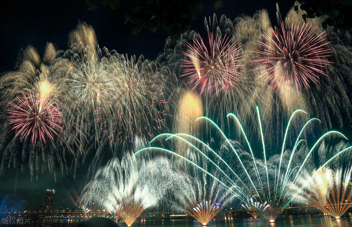 春节的年味儿是烟花赋予的，读12句古诗词里的烟花璀璨！