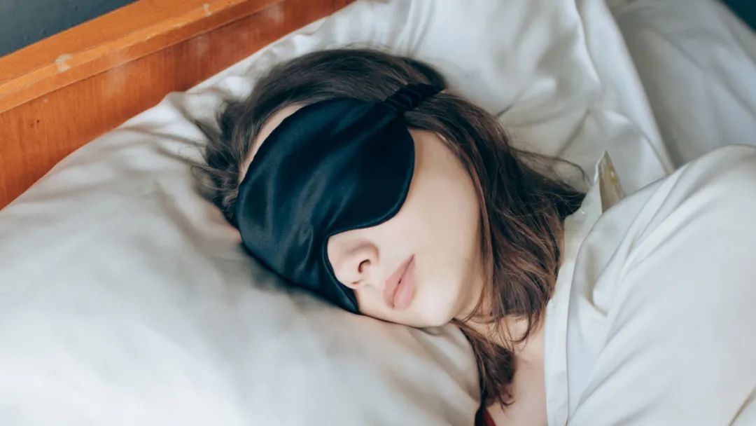 如何通过护肤改善眼皱纹,护肤防斑的正确方法