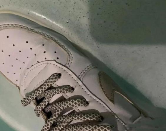 小白鞋变成黄色了怎么办,小白鞋变成小黑鞋怎么洗更干净