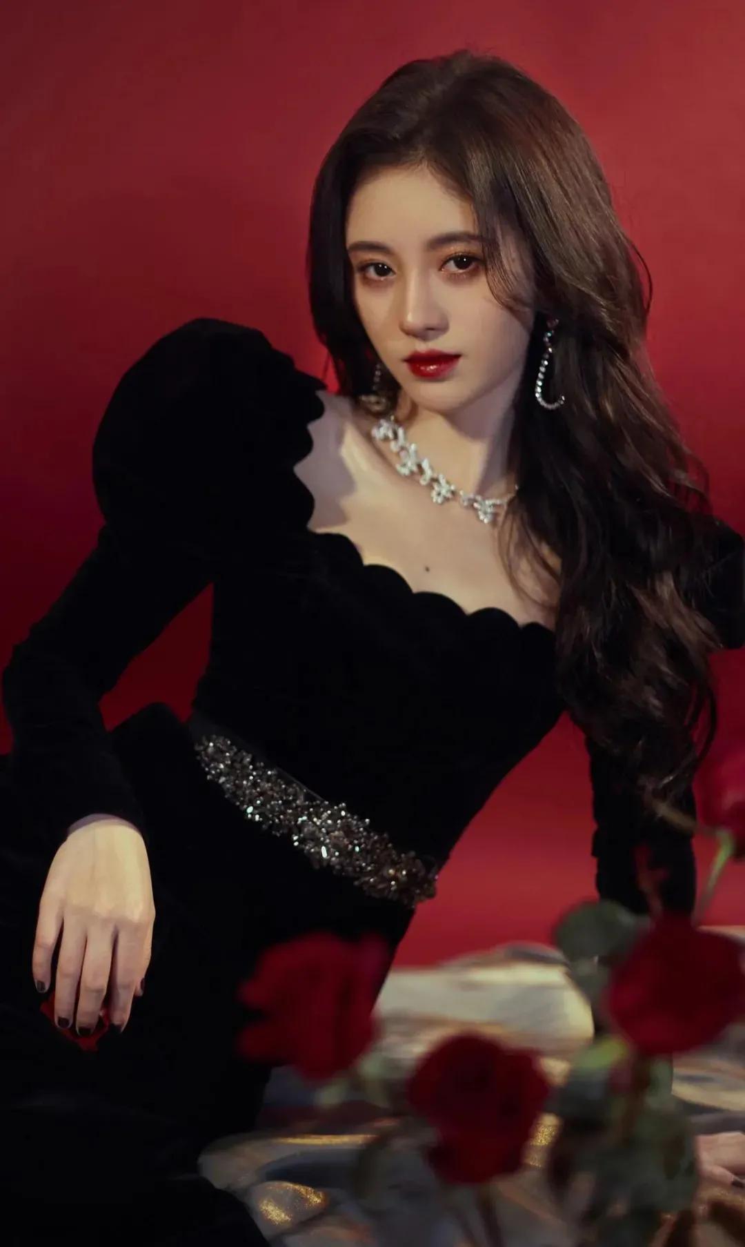 姹紫嫣红霞笼雾，佳酿温馨浅浅歌