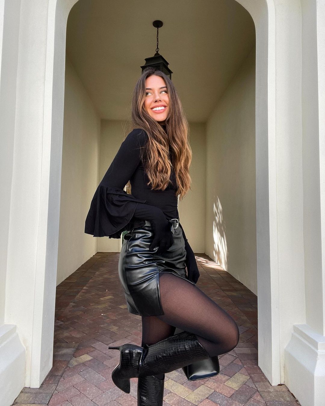 夸张的s型身材曲线线条,细腰马甲线欧美模特