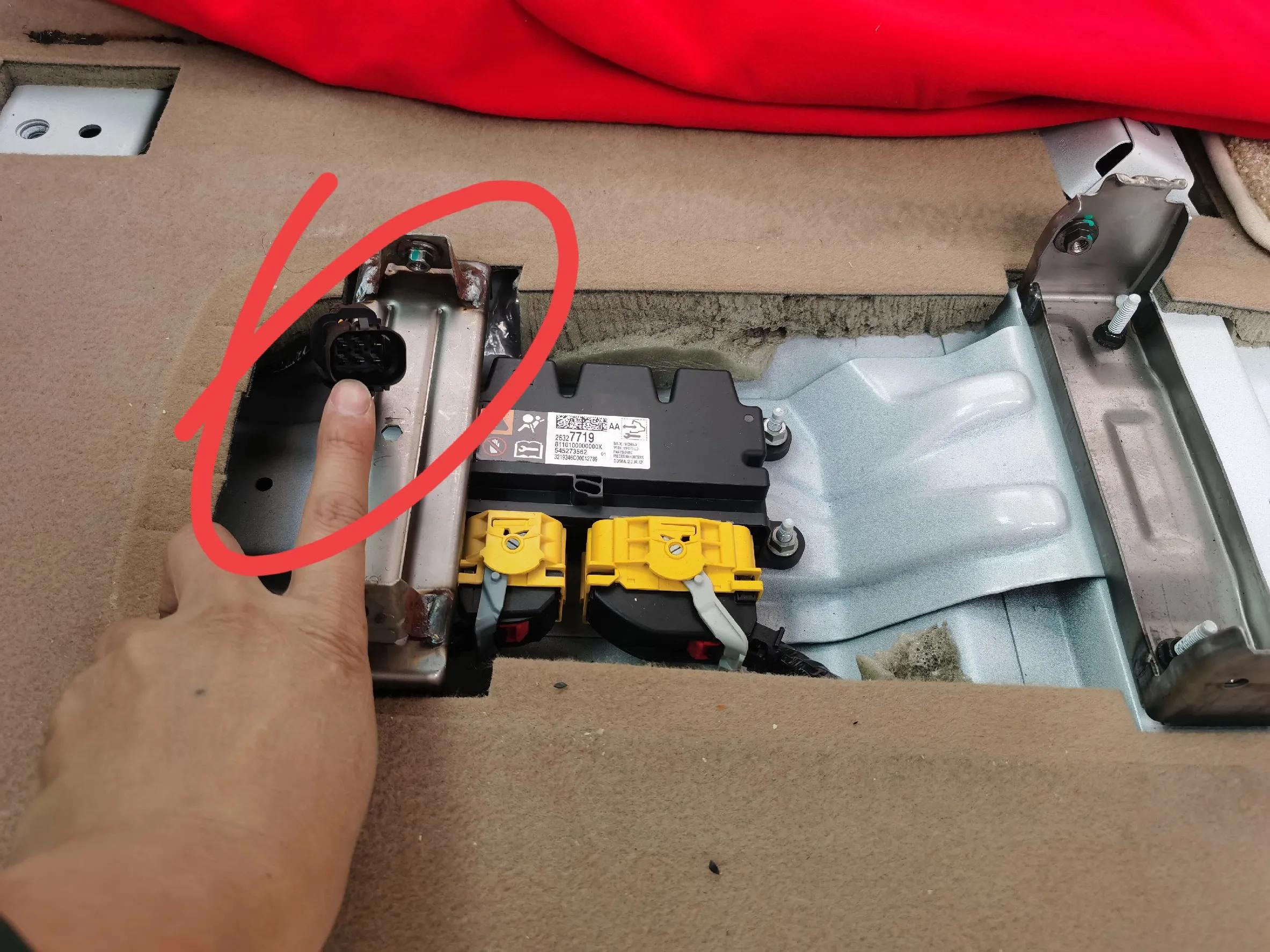 别克gl8扶手箱220v电源怎么接,别克gl8安装原车扶手箱