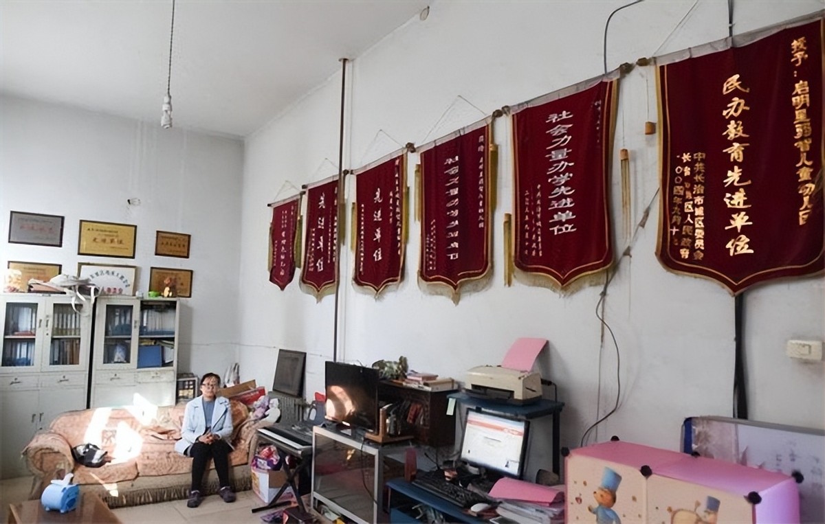 漂亮女教师被辞退,女教师为女儿辞职