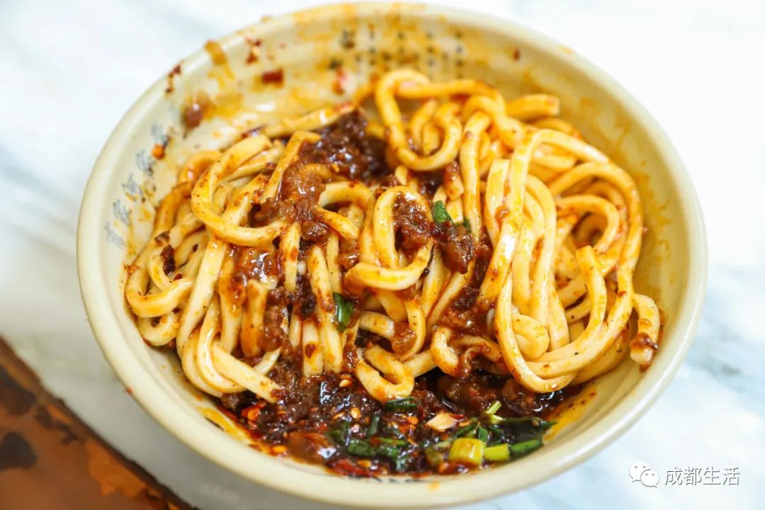 12条时髦老街，长满晒太阳的成都人