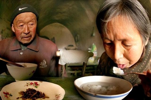 3年前，听妈话婚姻AA，3年后，他攒了12万，我买电脑还得分期