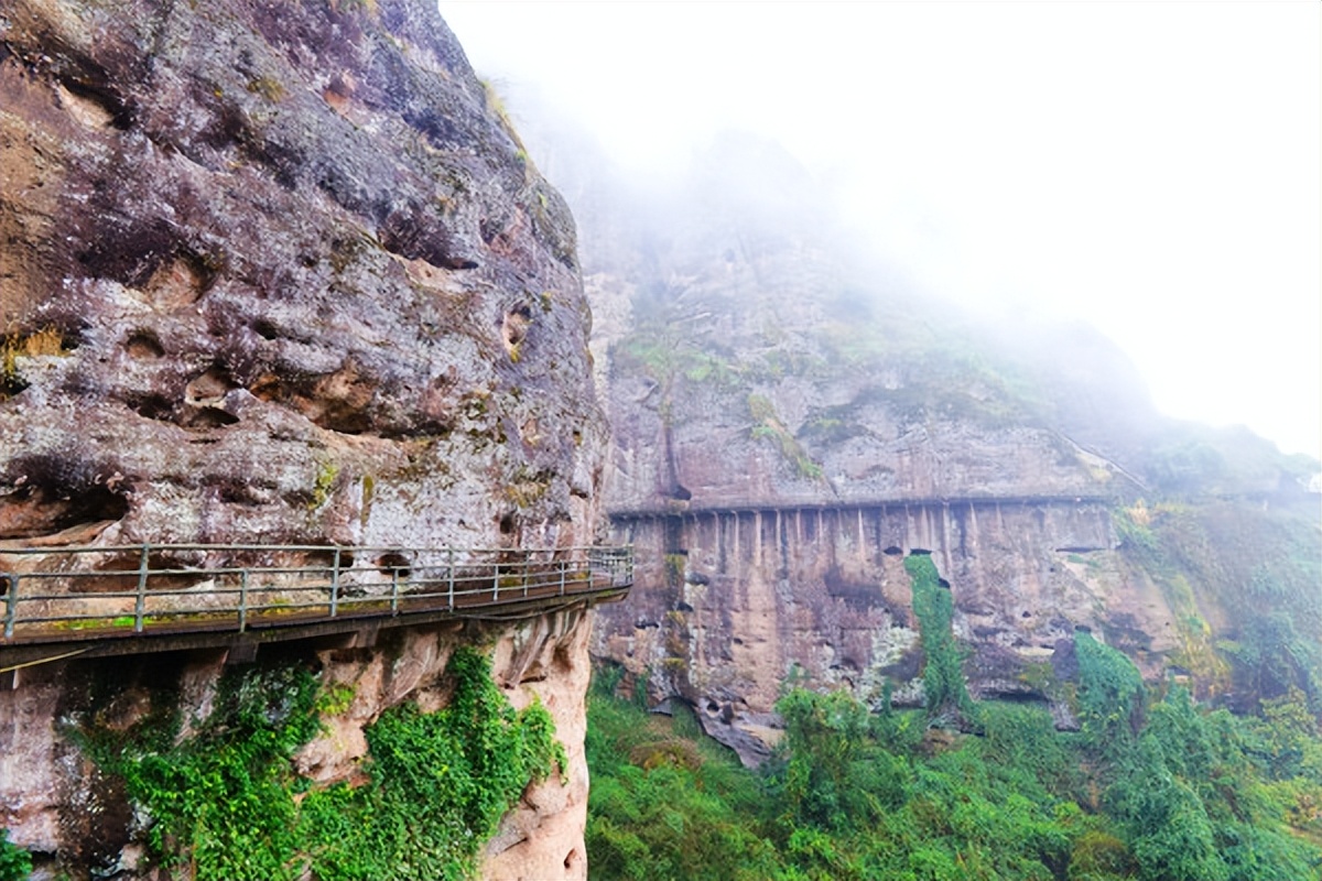 问道龙虎山，观“天下三绝”，“道教第一山”碧水丹霞入画来