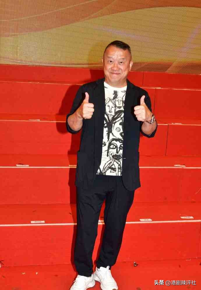 曾志伟与性感女模当众亲吻引网友吐槽，女方疑是香港富豪干女儿