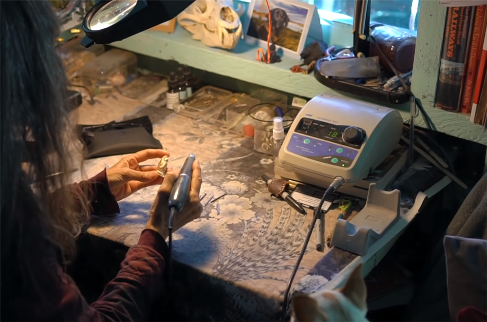 夫妻二人买下海岛过起隐居的生活,夫妻隐居小岛与世隔绝