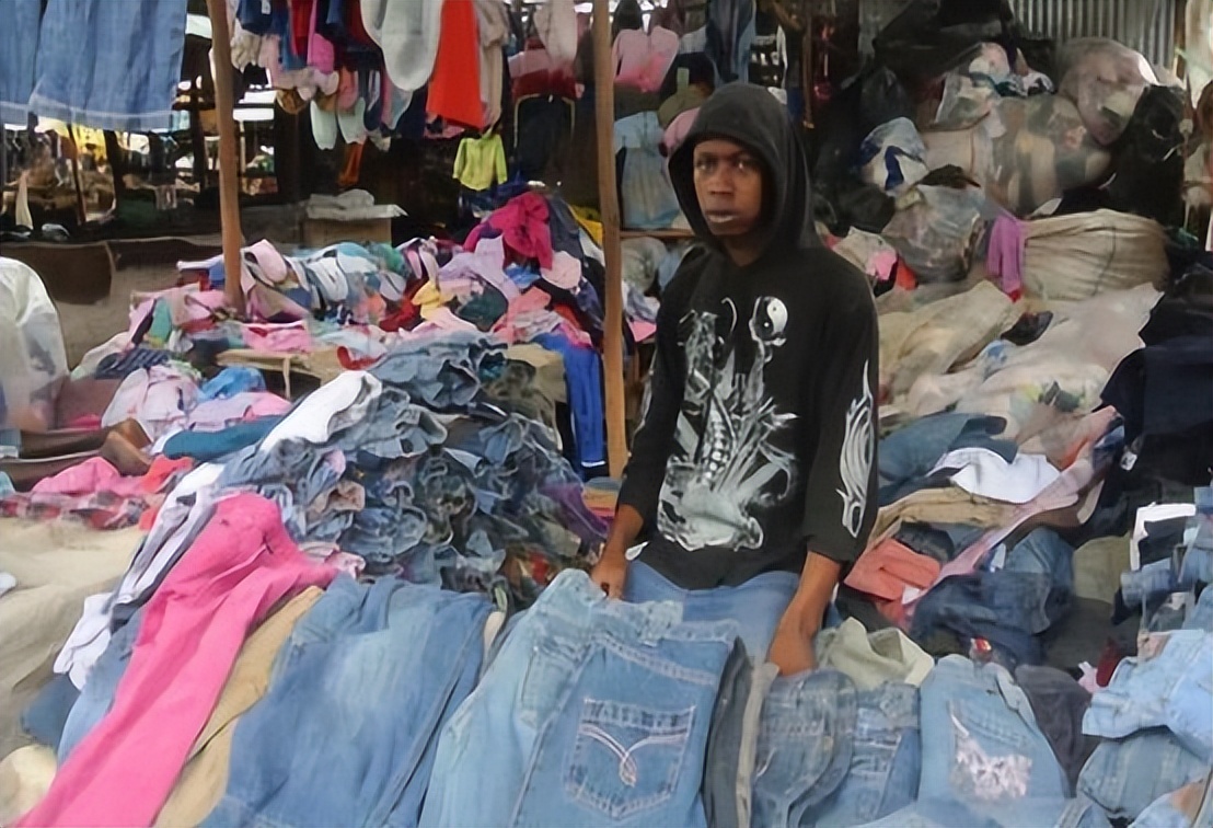 中国人捐赠的旧衣服，配送到非洲后成啥样了，看完你还会捐吗？