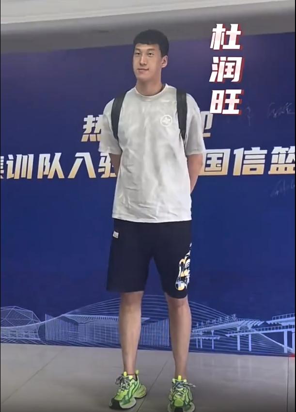 杜润旺胡明轩赵睿一起站起来,宏远三队队长赵睿