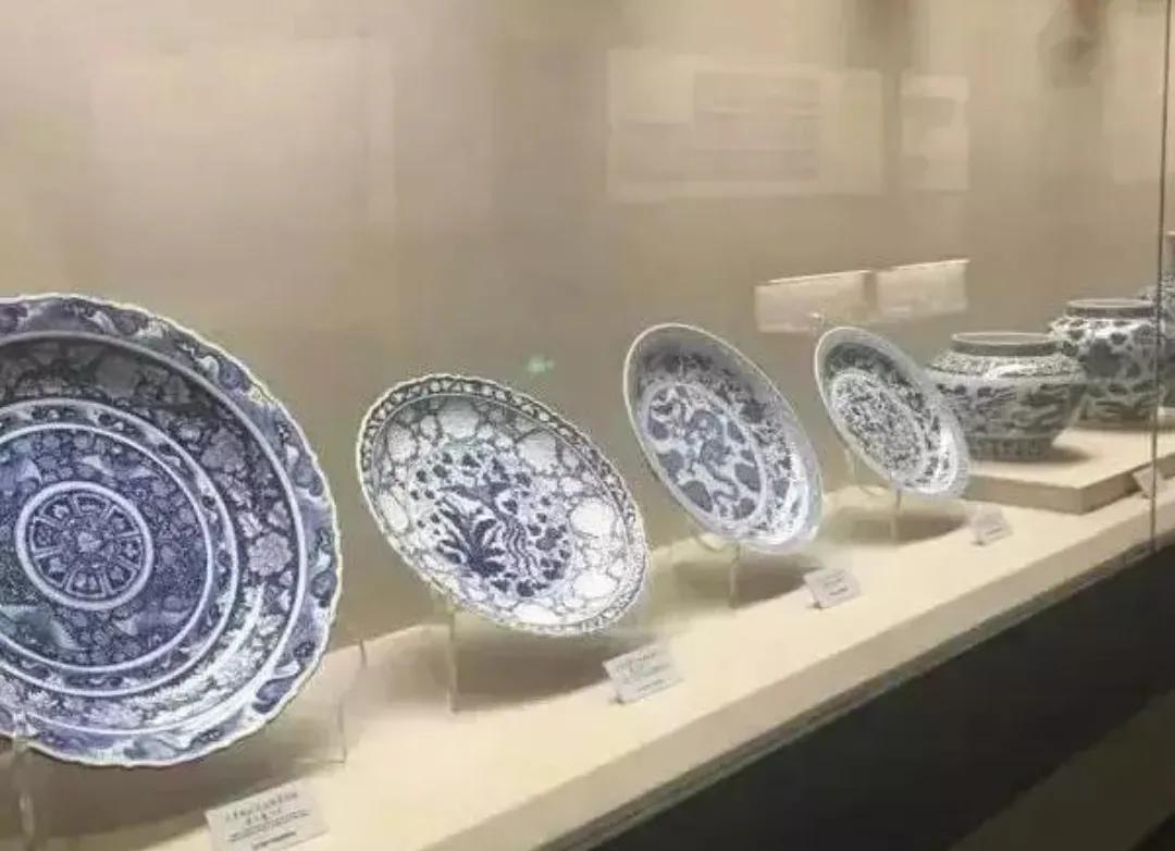 海关在进境快件中发现一批书,海关关员打开邮包