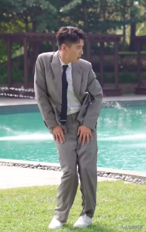 赵又廷现身机场引来女粉丝尖叫,赵又廷出道快乐大本营