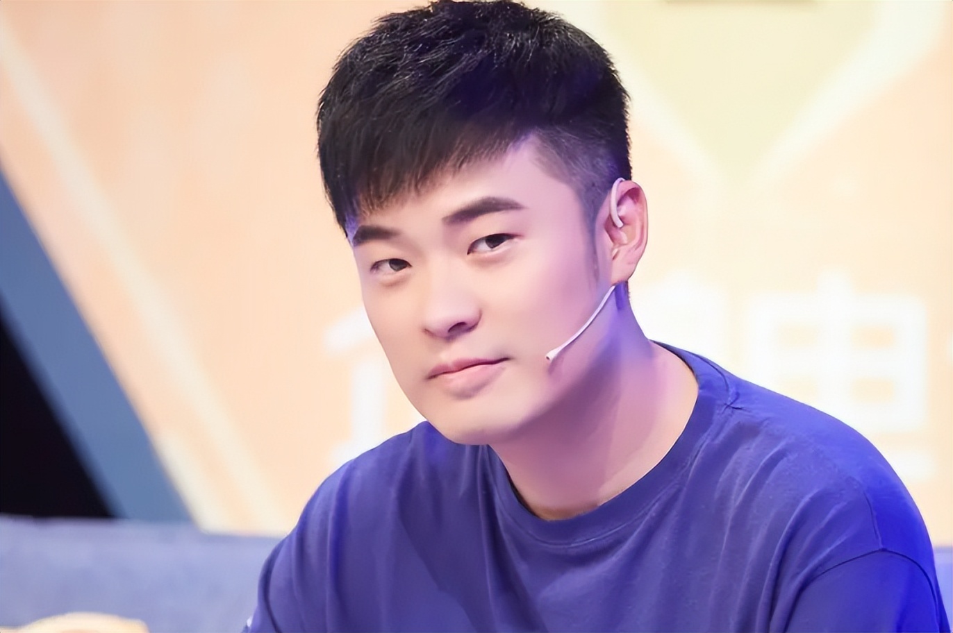 张子萱陈赫一家四口现身机场,张子萱直播陈赫出镜视频