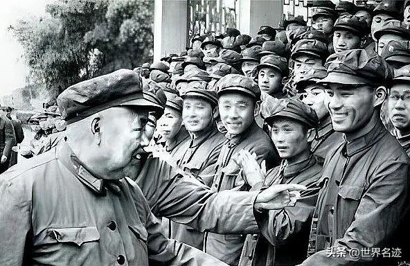 1980年*国锋华**视察南京军区，*世友许**称病不见，*国锋华**亲自登门拜访