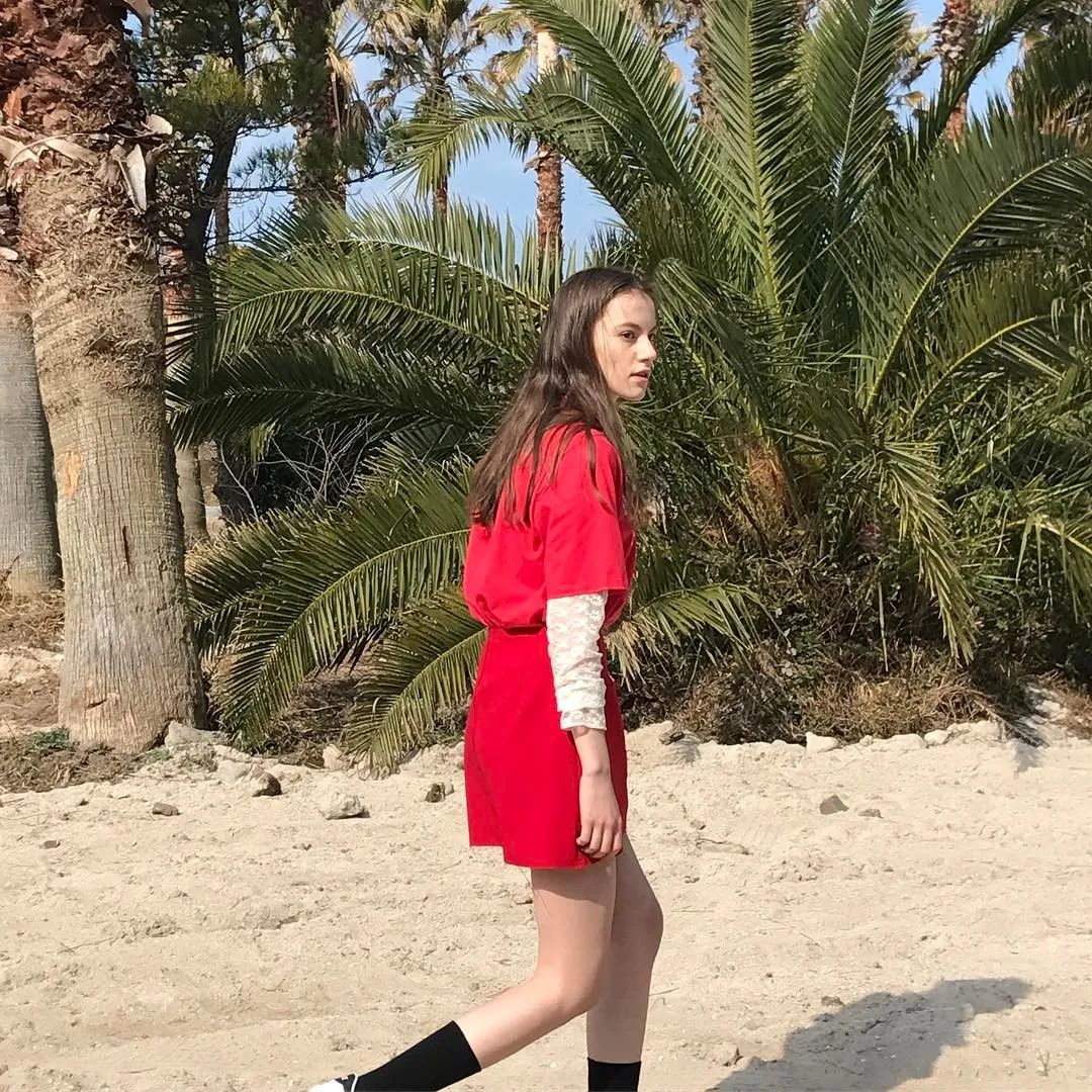 今年流行怎么穿t恤,今年最流行的减龄t恤