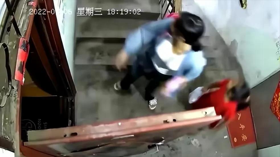 警方回应母女被雨衣男拖拽进屋,网传母女被雨衣男拖拽进屋