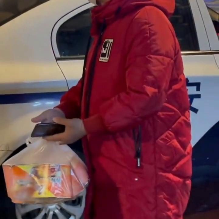 跑腿小哥送6袋泡面要900元,上海跑腿小哥6桶泡面