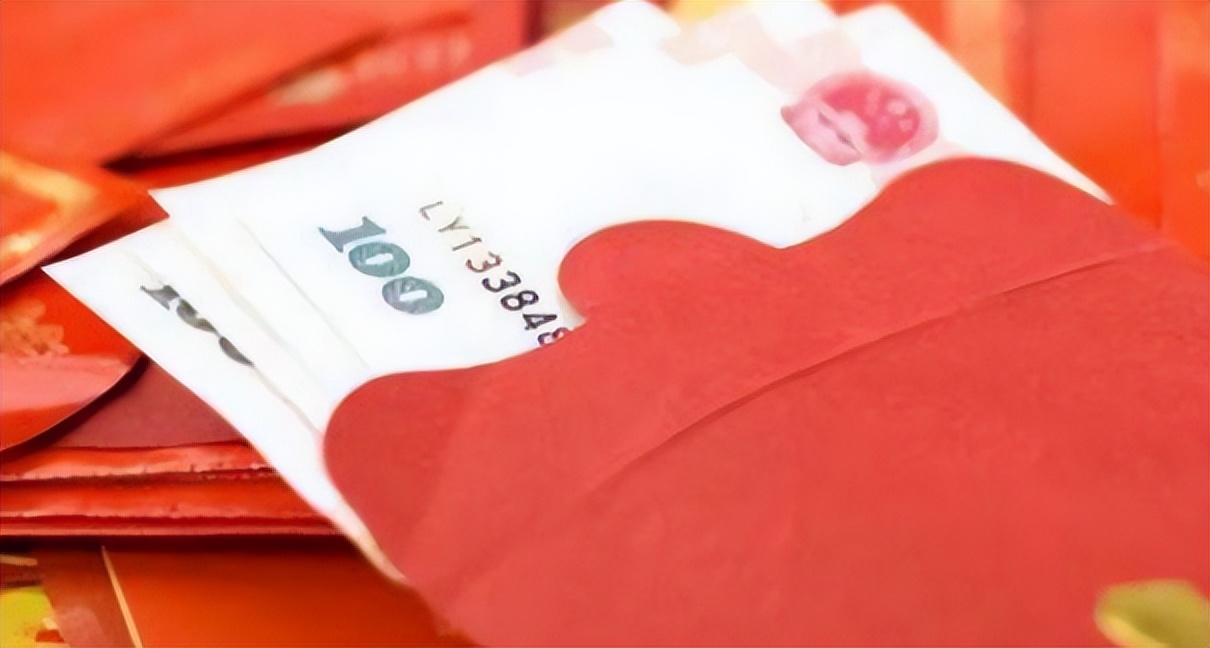 老人90岁大寿，给儿子发大红包，穷女儿得小红包，一回家却蒙了