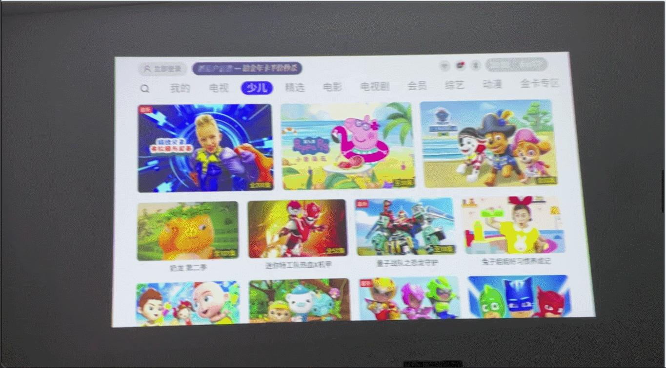 有它，挤啥电影院？AOCL1智能投影实测：2500ANSI流明+帝瓦雷调音