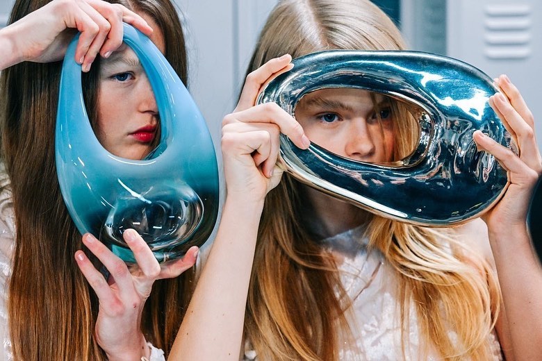 他们用玻璃做了个水晶包,卖得死贵,外国明星还狂爱