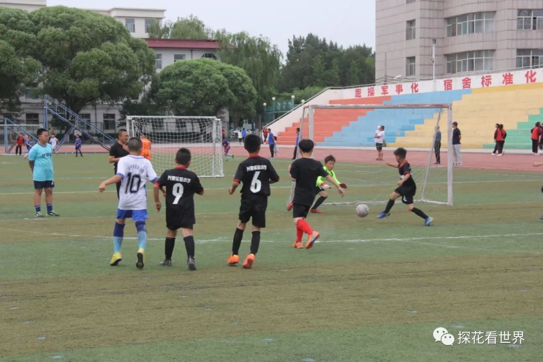 原平一中在原平市足球联赛中包揽高中组、初中组三个冠军