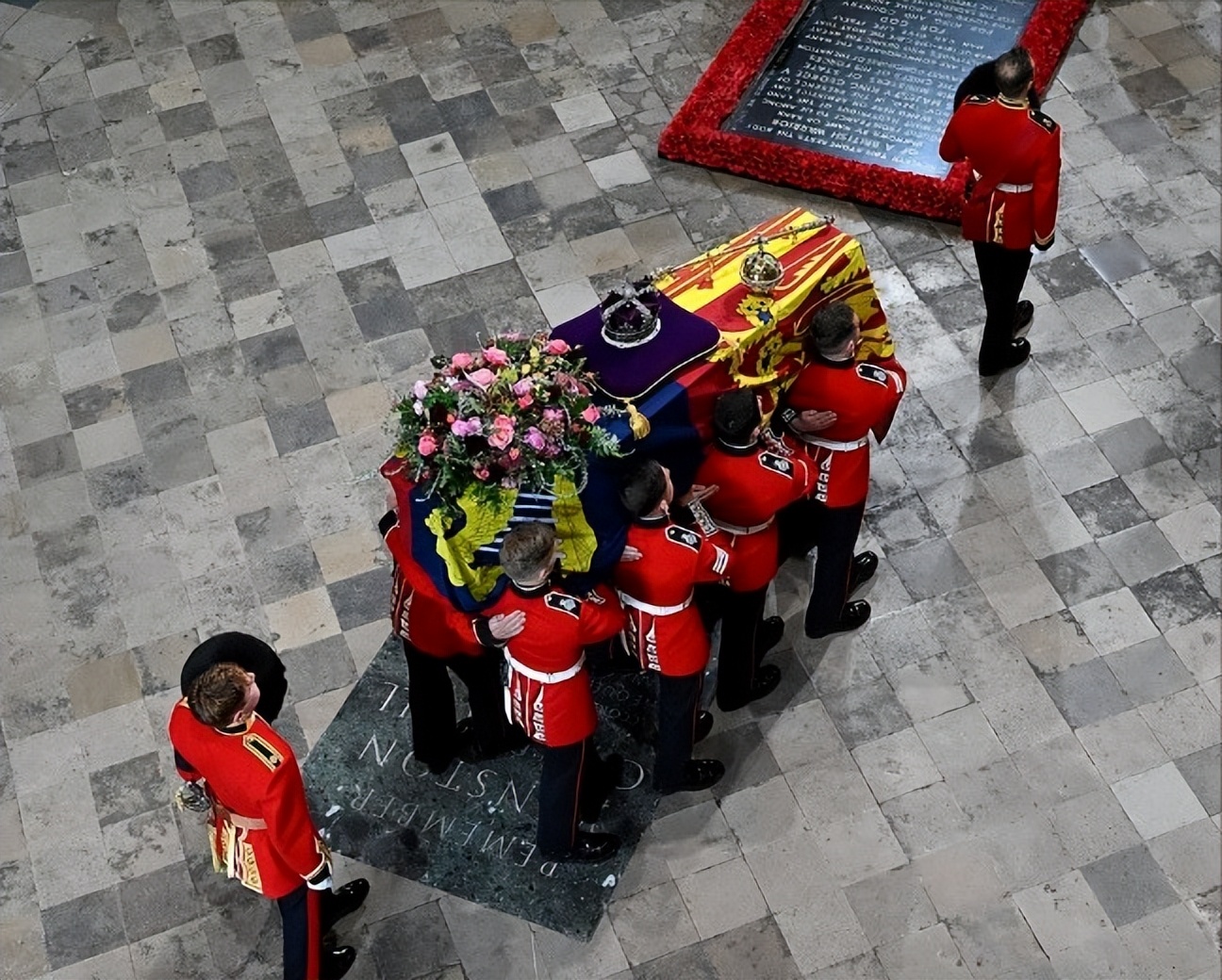 英女王棺椁下葬,英女王葬礼为什么停尸十天