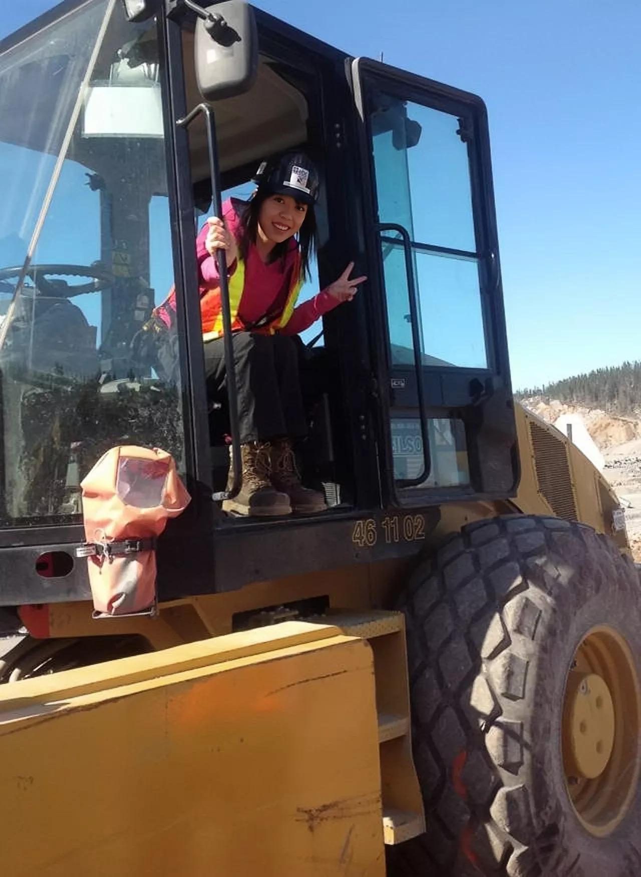 加拿大开挖掘机的女孩,在加拿大开挖掘机