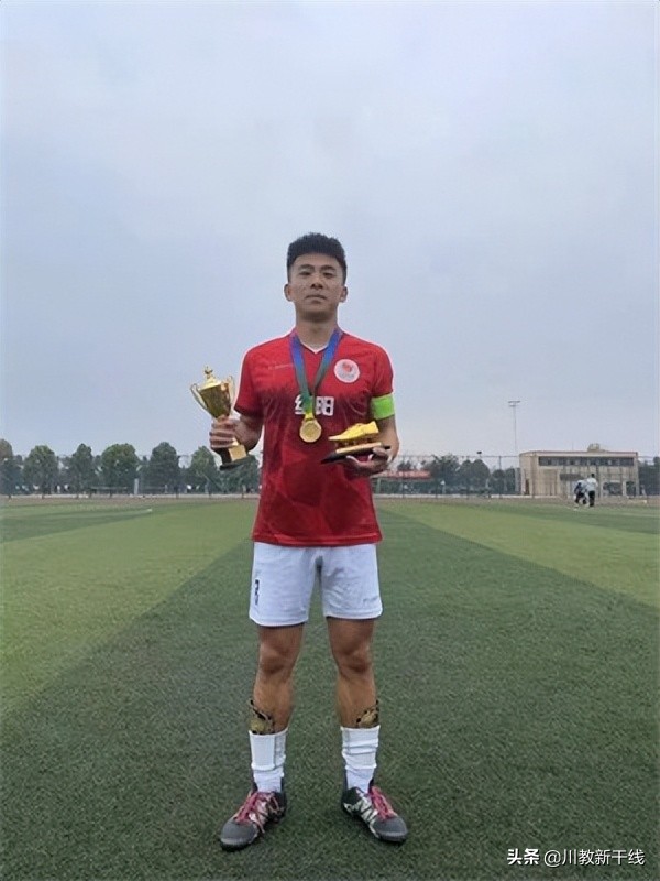 喜报！四川工商学院学生李欧洋荣获国家一级足球裁判员证书