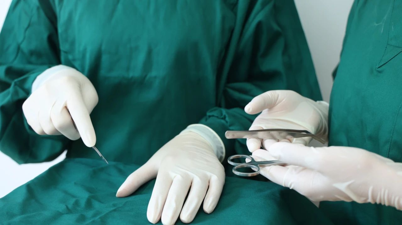 乳腺瘤良性严重吗有什么症状表现,乳腺瘤是良性的该怎么治疗