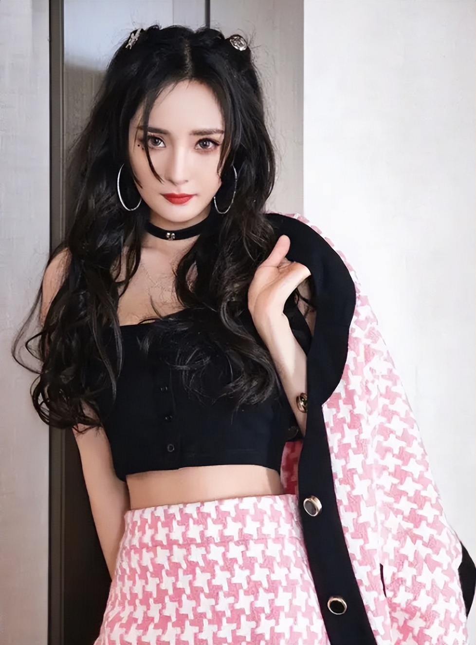 资本弃子唐嫣：获罗晋宠爱用四万手机壳，穿假货得罪苏芒遭封杀