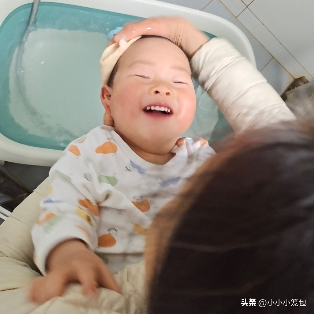 怎么对付不爱洗澡的小孩,解决娃洗头困难问题