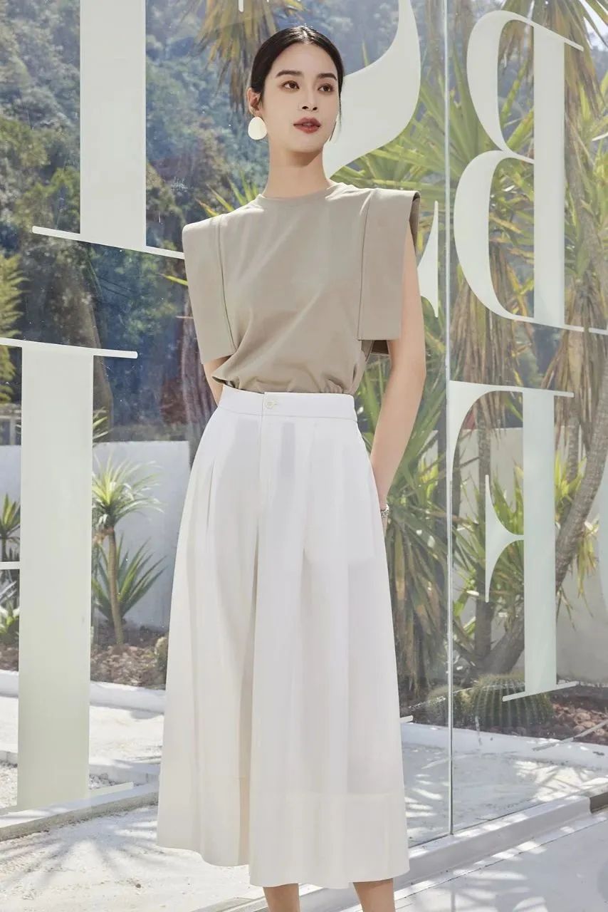 不费力不讨好的大女人穿搭，一条阔腿裤就帮你实现，穿出飒爽大气