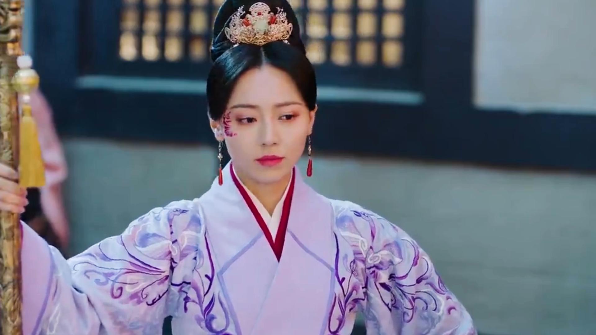 城主大人1：女子被迫穿男装当皇帝，成年后还被妃子追着要同房！