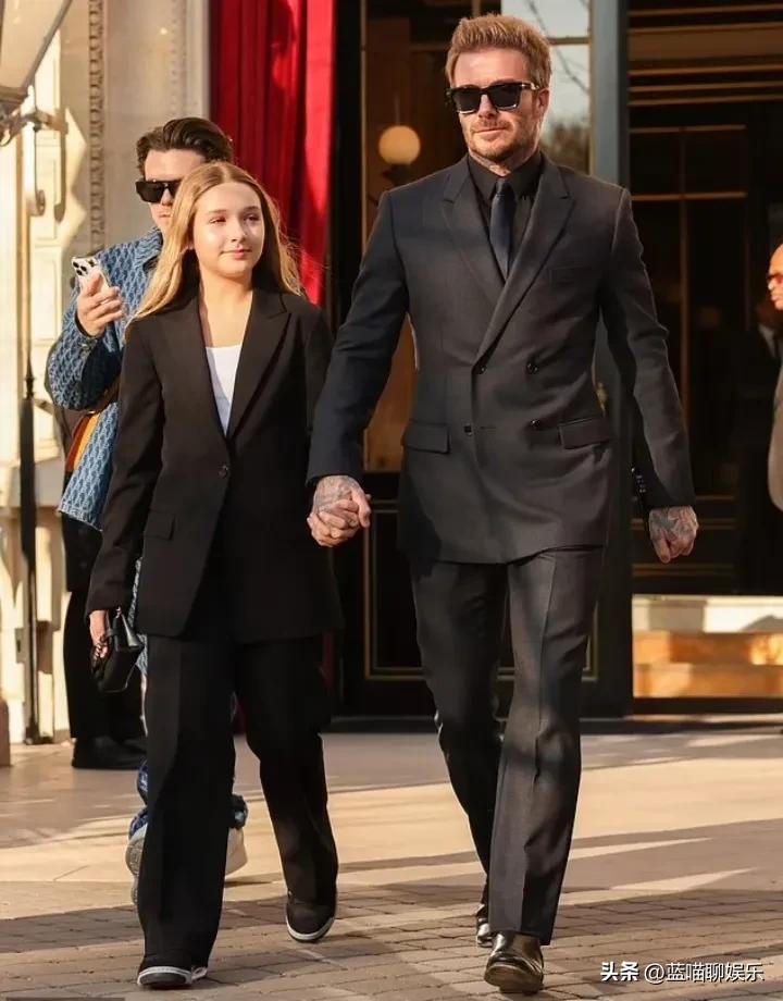 妮可拉蓝色皮裙,妮可拉布鲁克林红毯