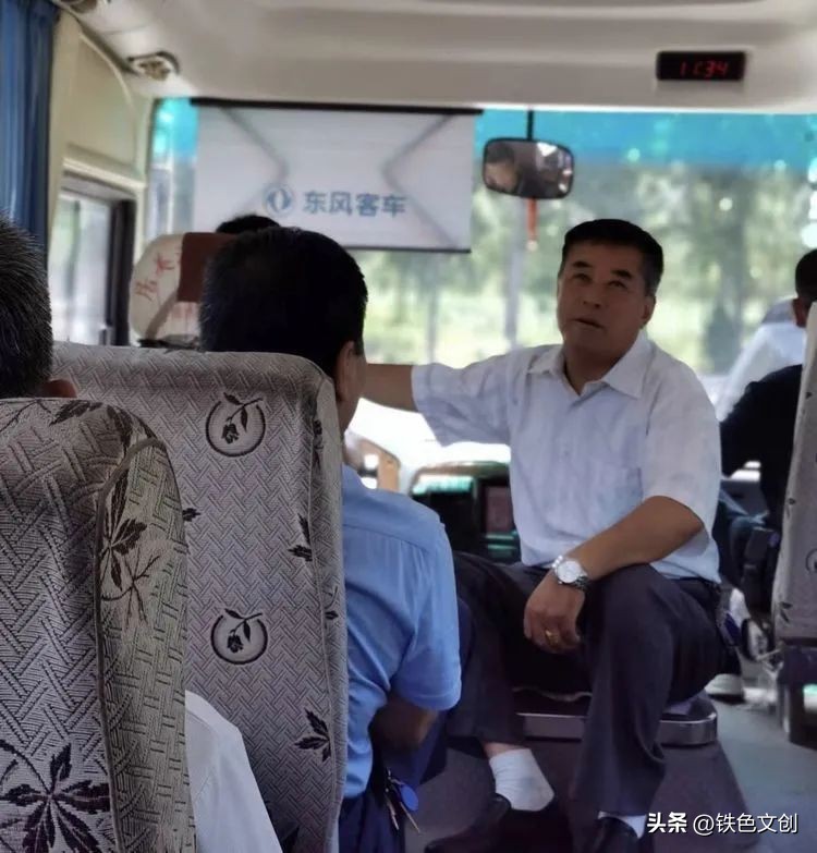 邢台铁道兵部分老战友举行庆八一活动：风雨同舟兵心依旧