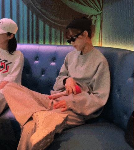 顶腮、挑眉、摸鼻子…全网美女都在模仿“普信男”，细节太到位！