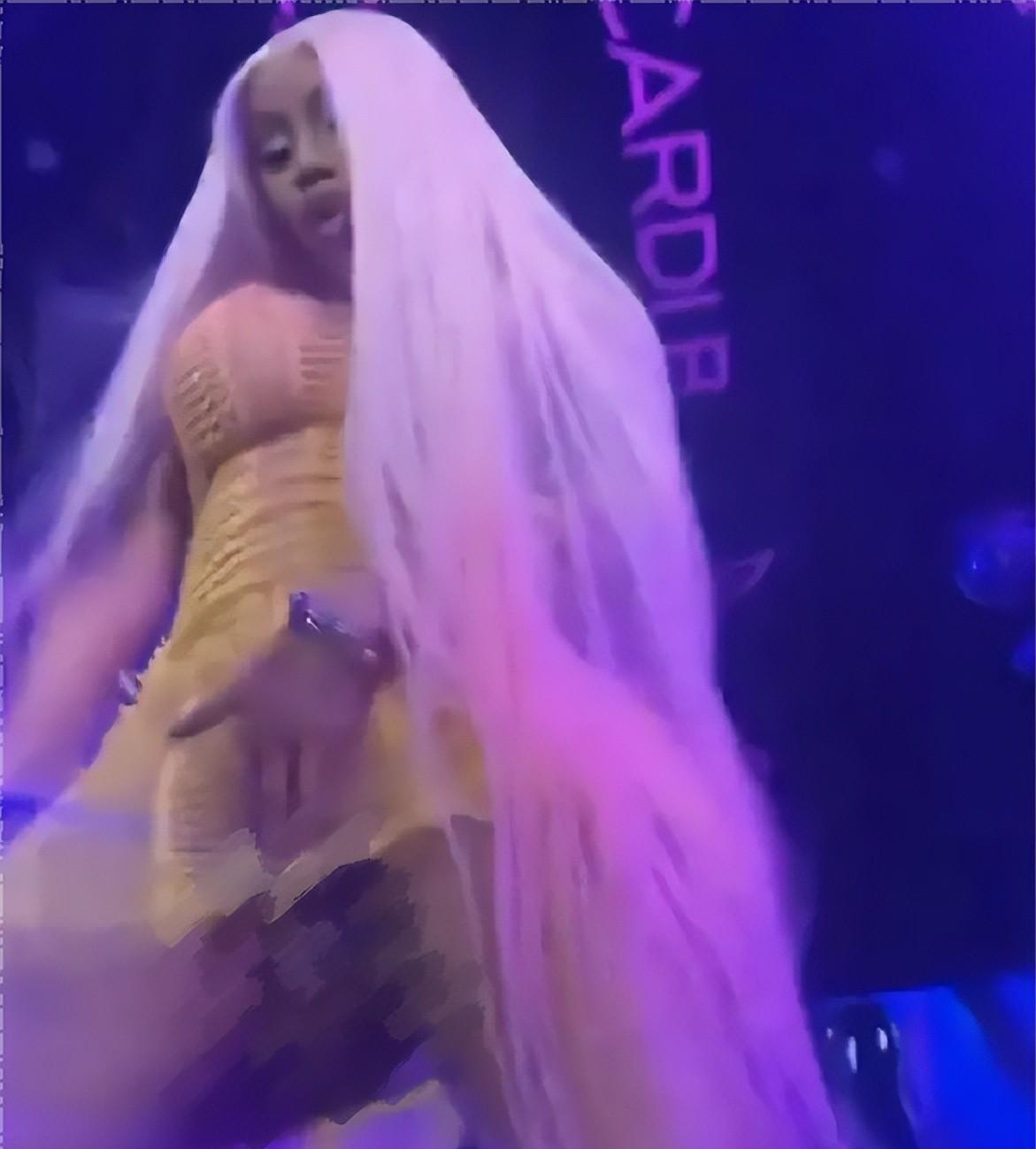 美国女星表演不穿*裤内**，韩国艺人大尺度表演遭举报，性感不是低俗