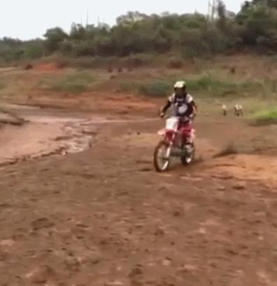 下雪天摔跤容易摔倒哪,下雪地上好滑大家注意安全