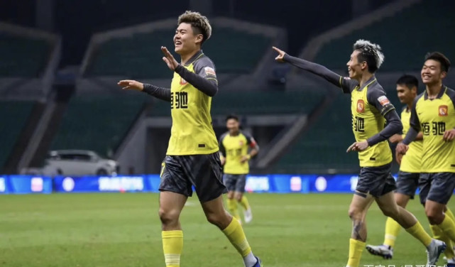 广州恒大对韦世豪视频,韦世豪为什么打广州恒大