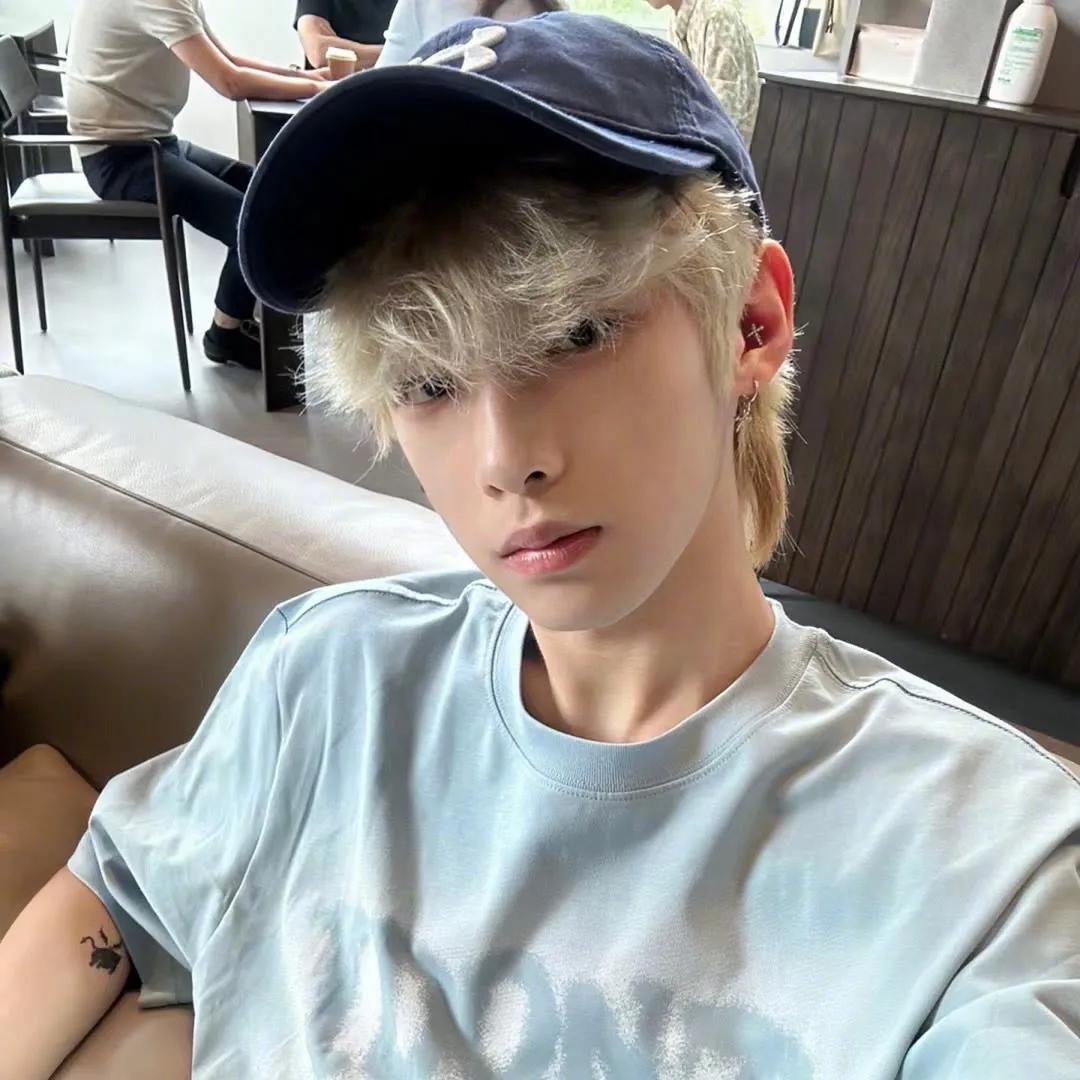 男生头像冷酷帅气,男生头像干净高级质感