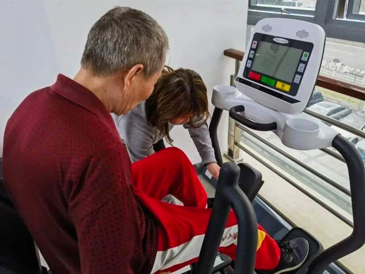 55岁以上人群专属运动房来了，包含血压健康监测等服务