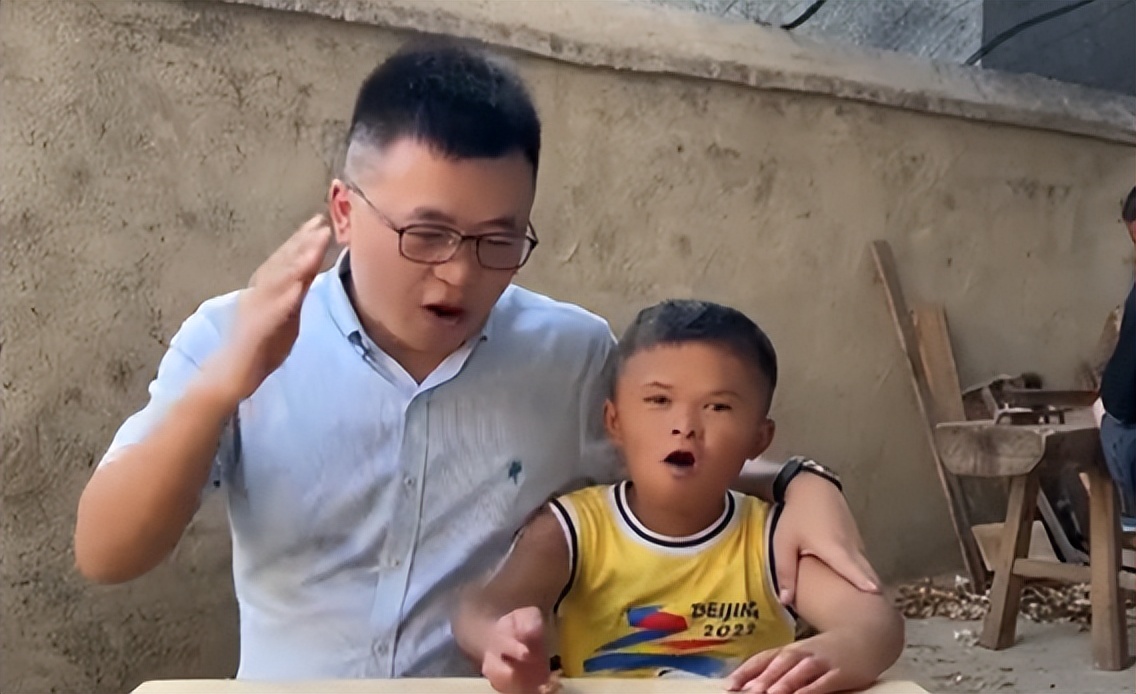 小马云再遭利用,表哥借其名气开“科技”米线店,靠加盟费赚钱?