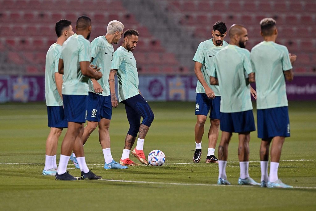 内马尔背负了巴西足球很多的期许,内马尔希望谁夺冠