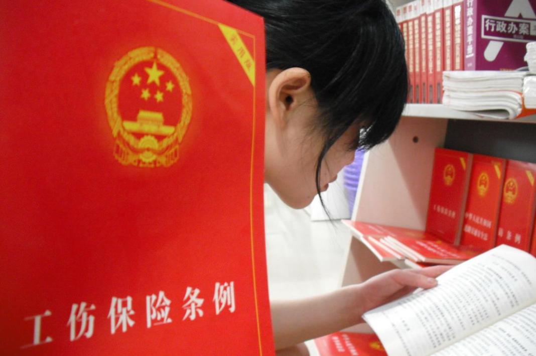 包工头雇佣的小工受伤属于工伤吗,小包工头工人工伤该承担多少责任