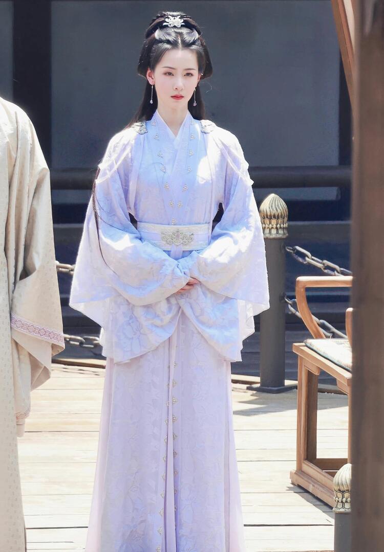 赵丽颖和白鹿同款发型,白鹿赵丽颖长月粉衣换脸造型对比