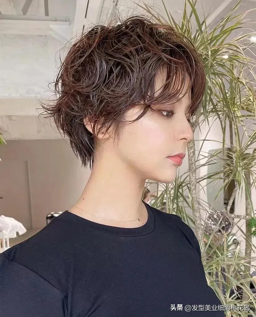 显年轻洋气的烫短发,显脸小显年轻的短发