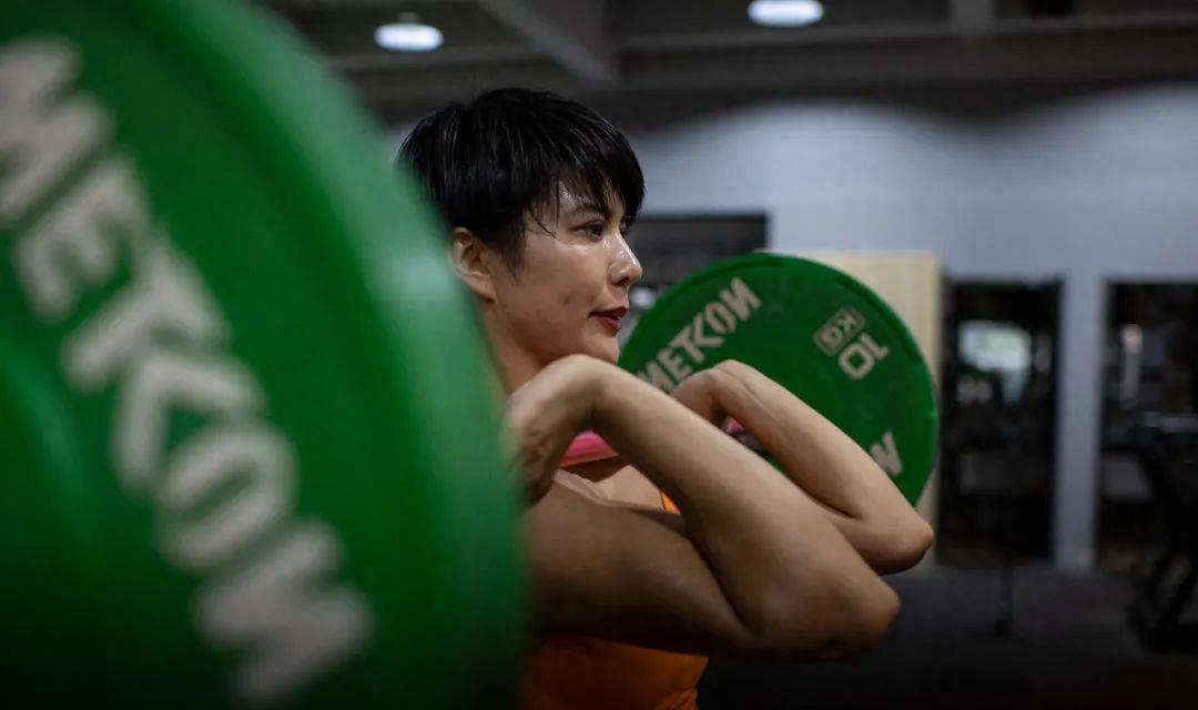 一位女明星隆胸5次,女演员隆胸