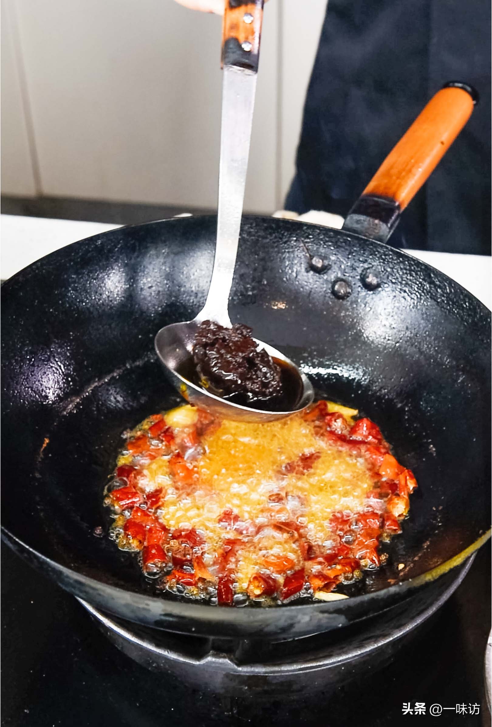 家常干锅虾简单做法非油炸不辣,水煮后的虾怎么做干锅虾